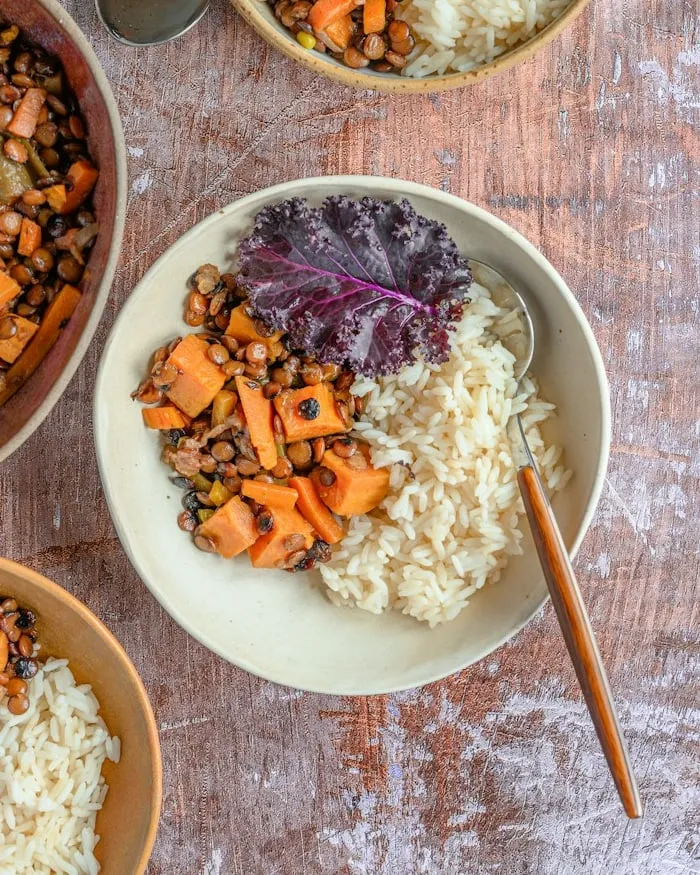 Schale mit Linsen-Dal, Süßkartoffel und Basmatireis von oben